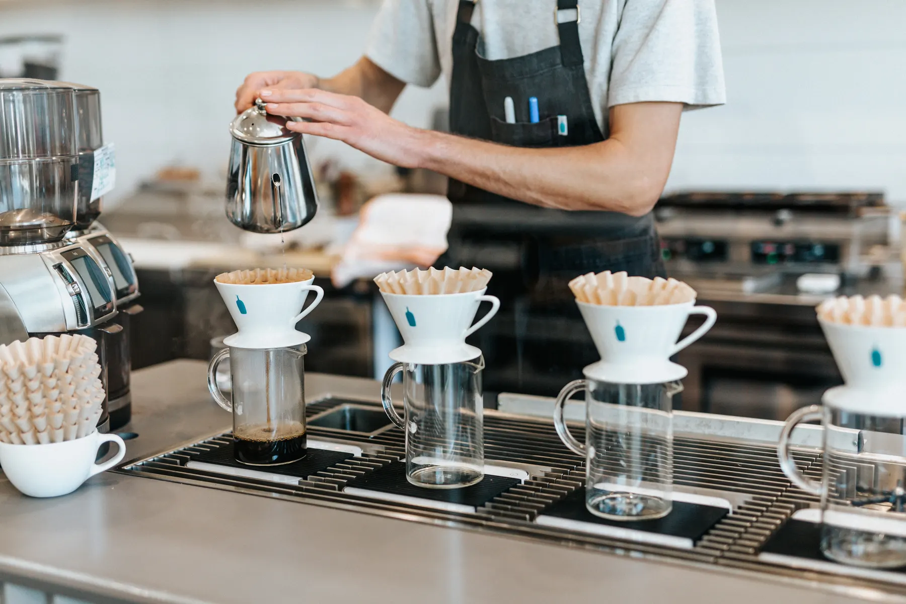 Barista filtre kahve demliyor