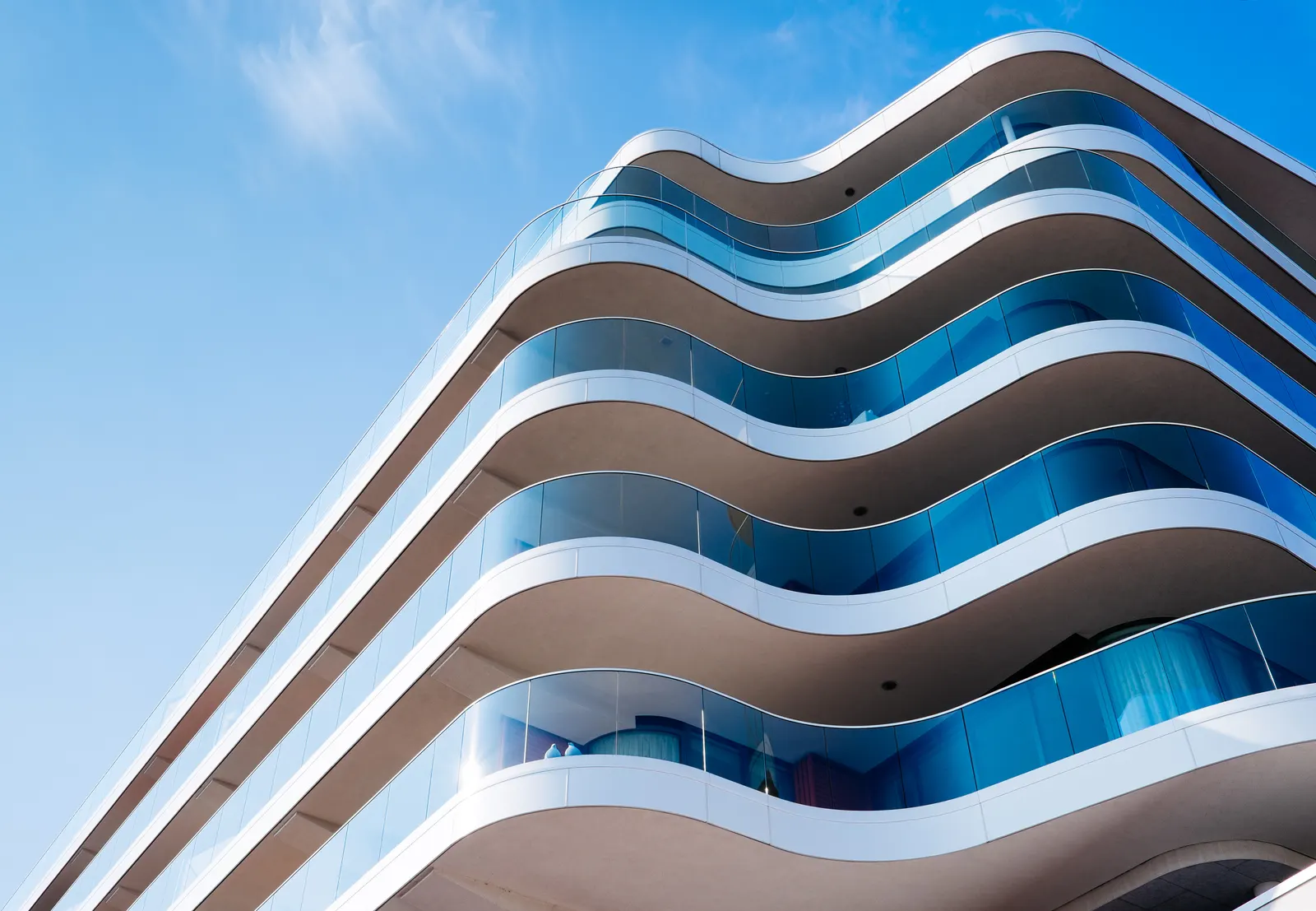 Dalgalı balkonlu modern apartman cephesi
